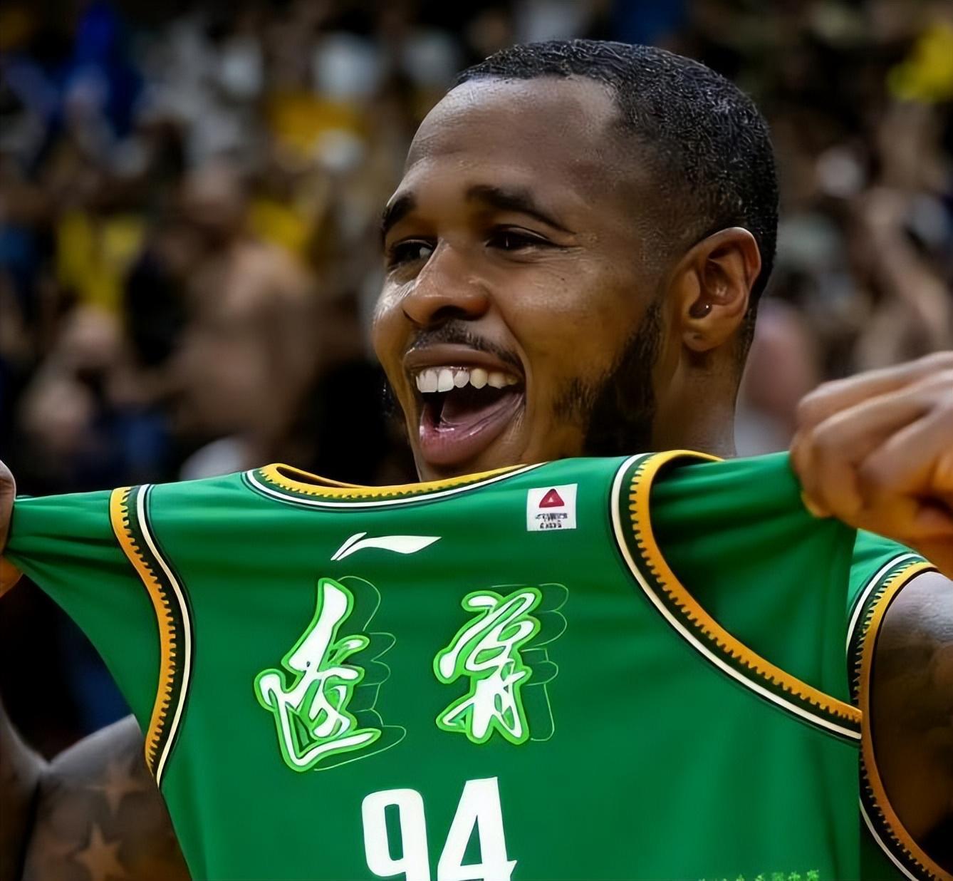 BB Sports-有谁注意到，昨晚比赛中，杨鸣的表情举动，都在发出无声的抗议啊