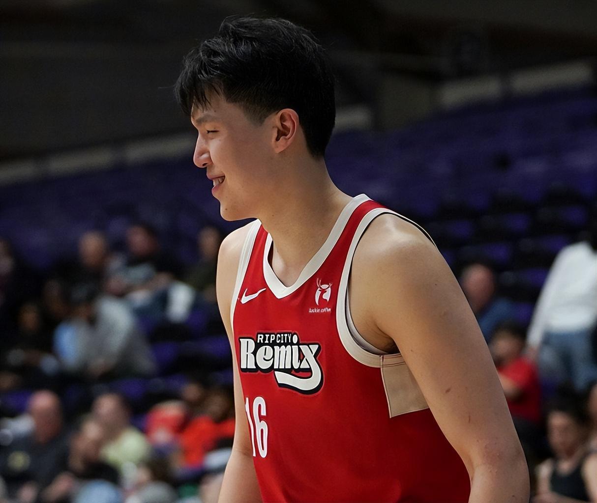 网页版地址-31分8板3助1断1帽！杨瀚森生涯最强一战，背部伤势不能大意