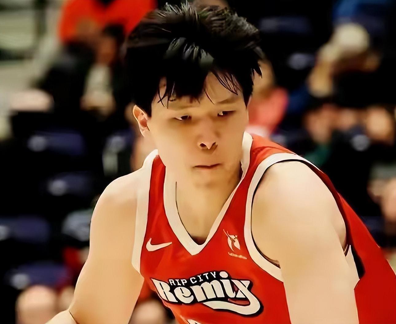 网页版地址-31分8板3助1断1帽！杨瀚森生涯最强一战，背部伤势不能大意